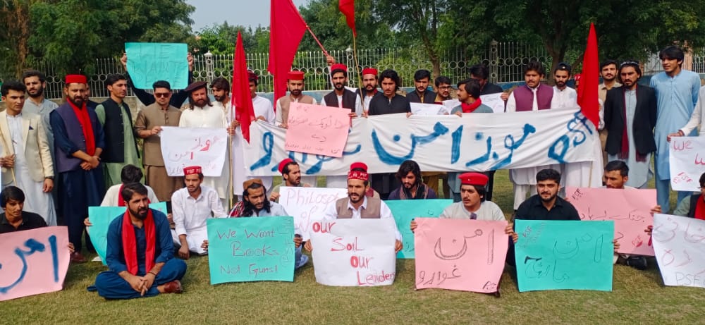sherukhattak's tweet photo. #موز_په_خپله_خاوره_غواړو 
#پشتون_ايس_ايف_ګومله
#PSFAmnMarch 
#Psf_GU #Peace #Love #Humanity https://t.co/1EuaZnxX2g