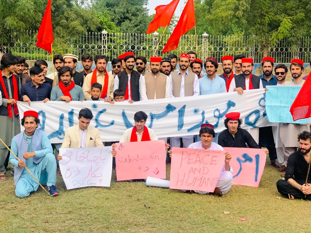sherukhattak's tweet photo. #موز_په_خپله_خاوره_غواړو 
#پشتون_ايس_ايف_ګومله
#PSFAmnMarch 
#Psf_GU #Peace #Love #Humanity https://t.co/1EuaZnxX2g