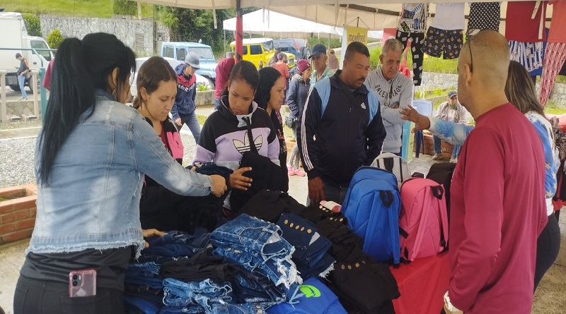 Jornada de Atención Integral beneficia a familias del municipio Tovar en Aragua 

#LeerDescoloniza

vtv.gob.ve/benefician-500…