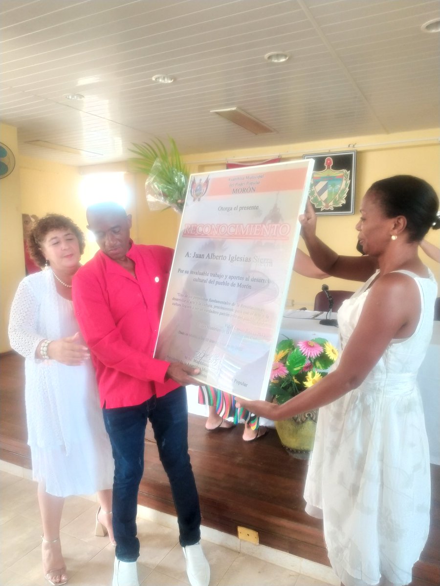 Se hace entrega de Reconocimiento por parte de la Asamblea Municipal del Poder Popular de Morón a los compañeros Juan Alberto Iglesias Sierra y Orlando Concepción González, por sus extraordinarios aportes a la Cultura de #Morón ¡Muchas felicidades! Y ¡Gracias! #LatirAvileño