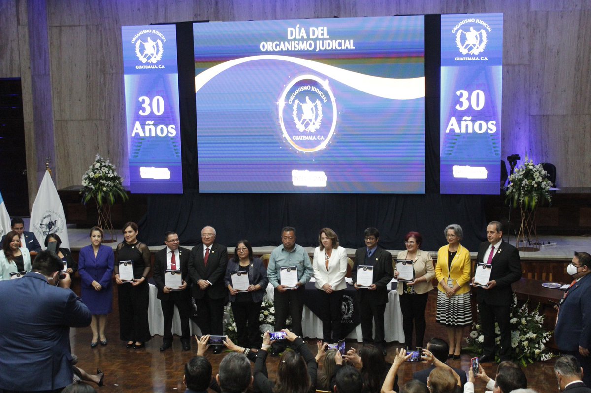 Jueces son homenajeados por su trayectoria laboral en el día del Organismo Judicial