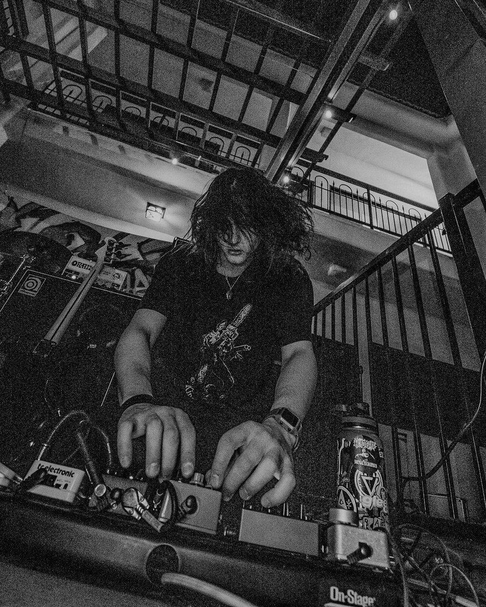 Ash Throne tweet media