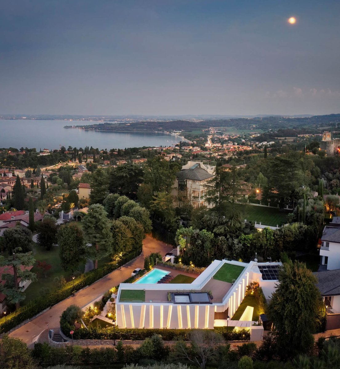 AmazingArchi's tweet photo. Villa Emerald, a jewel on Lake Garda, Italy by Gruppo Building / Boffa Petrone &amp; Partners
Read more: https://t.co/K4u6DhzkNA
Photography: Piero Ottaviano

#italy 
#villa #architect #architecture #amazingarchitecture #house #home #realestate #photography #pool #interiordesign https://t.co/LTr11nBXf2