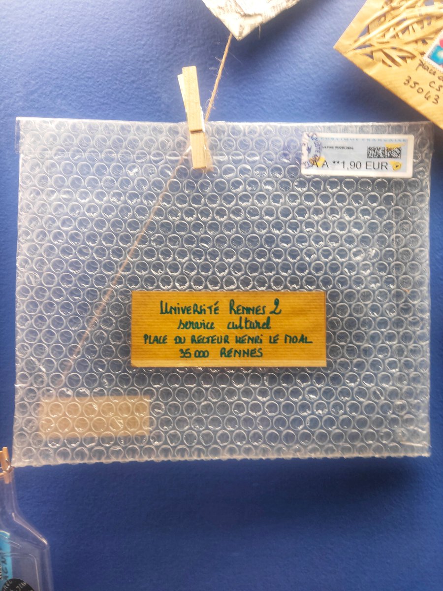 Hyperfictive's tweet image. Dans le cadre des Transversales, 12e édition, on a monté une exposition de cartes et d'art postal, et j'aime beaucoup trop le résultat ! L'expo est visible à @UnivRennes_2 sur la mezzanine du bâtiment O jusqu'au 2 décembre ☺️