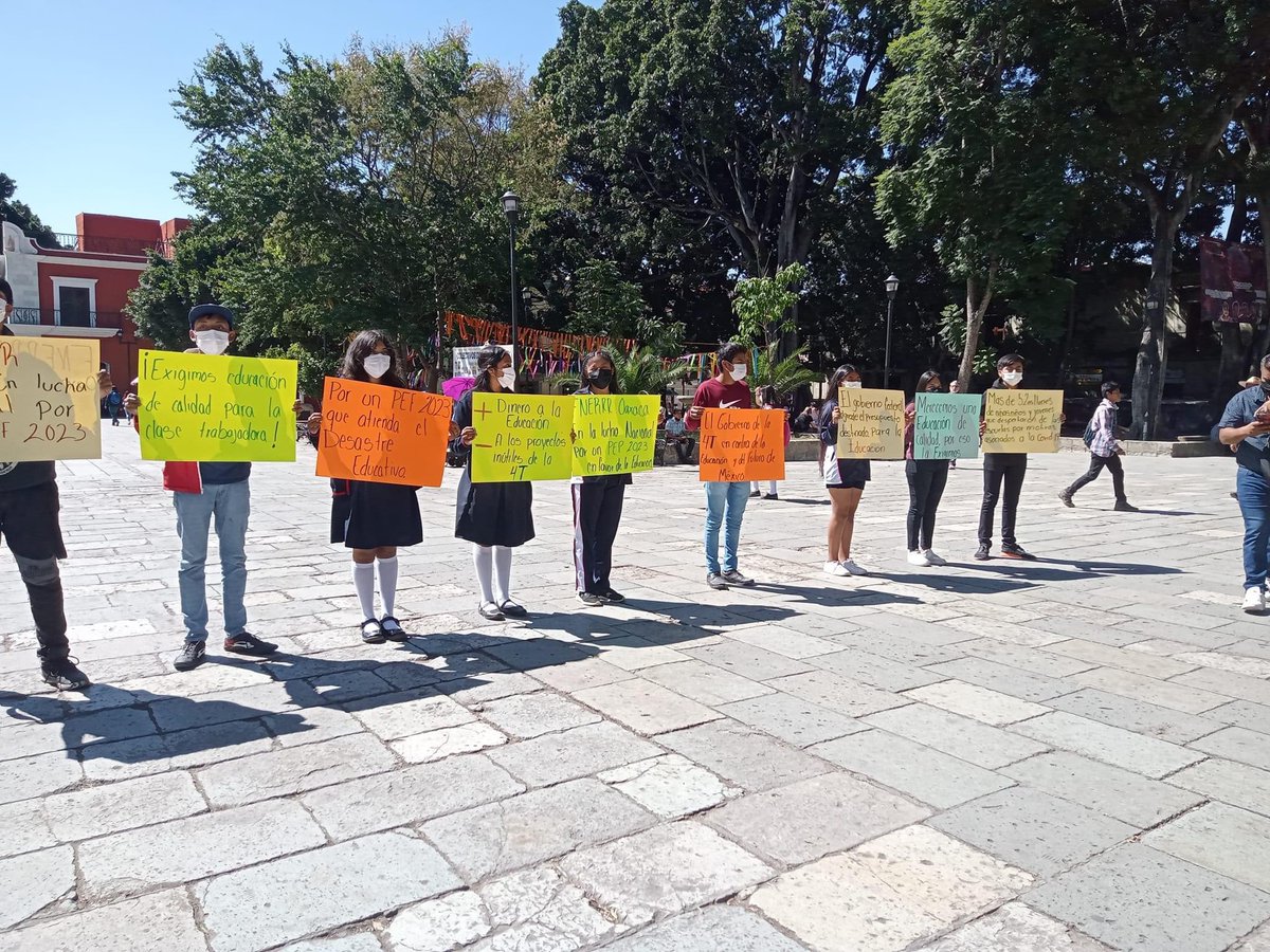 LorenaLeytoS's tweet photo. #AlMomento🔊🗞| En #Oaxaca, jóvenes estudiantes alzan la voz contra el PEF 2023 que no vela por una mejor educación. 

Refrieren que, la manifestación que hoy realizan en la explanada del zócalo de la capital oaxaqueña se suma a una protesta nacional convocada por @FNERRRCENTRAL https://t.co/QHbIvJ91hu