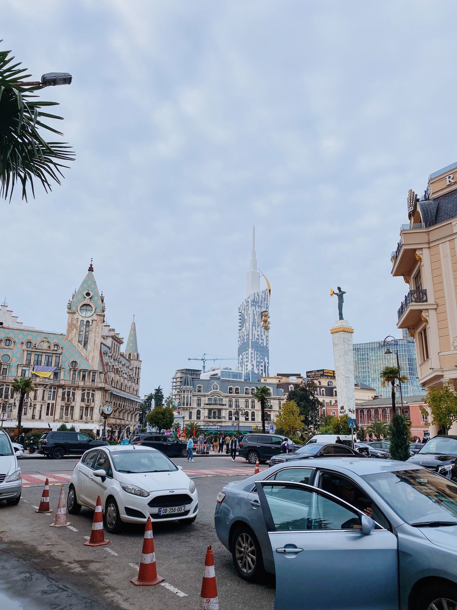 km_art_studio's tweet photo. Batumi is very peaceful and comfortable for life city ✨

📍Europe Square, Batumi, Georgia 🇬🇪 

#Georgia #batumi #travel #europesquare #nature #architecture https://t.co/6Bxx3bxe5e