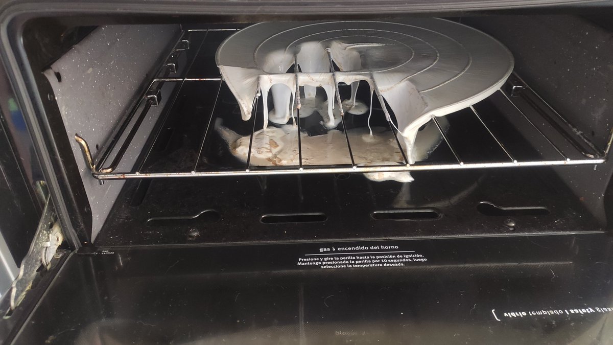 VeroR_Akd's tweet photo. #VeroTips
Cuando pongan algo a cocinar, revisen xfa q no les haya quedado nada en el fondo del horno
No puede ser q me haya dado cuenta cuando ya no podía abrir los ojos del humo y con un pinchazo en la cabeza x el olor a plástico quemado
Cómo saco eso d mi cocina? 😭😭 https://t.co/BCZQMp1c3L