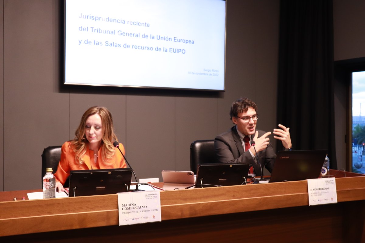 ICALI_ColegAbog's tweet photo. La primera ponencia de las 𝐉𝐨𝐫𝐧𝐚𝐝𝐚𝐬 𝐝𝐞𝐥 𝐓𝐫𝐢𝐛𝐮𝐧𝐚𝐥 𝐝𝐞 𝐌𝐚𝐫𝐜𝐚𝐬 𝐝𝐞 𝐥𝐚 𝐔𝐧𝐢ó𝐧 𝐄𝐮𝐫𝐨𝐩𝐞𝐚 analiza las novedades sobre la práctica decisional de las Salas de Recurso de la @EU_IPO. Criterios jurisprudenciales del TJUE https://t.co/FNi0edxg7a