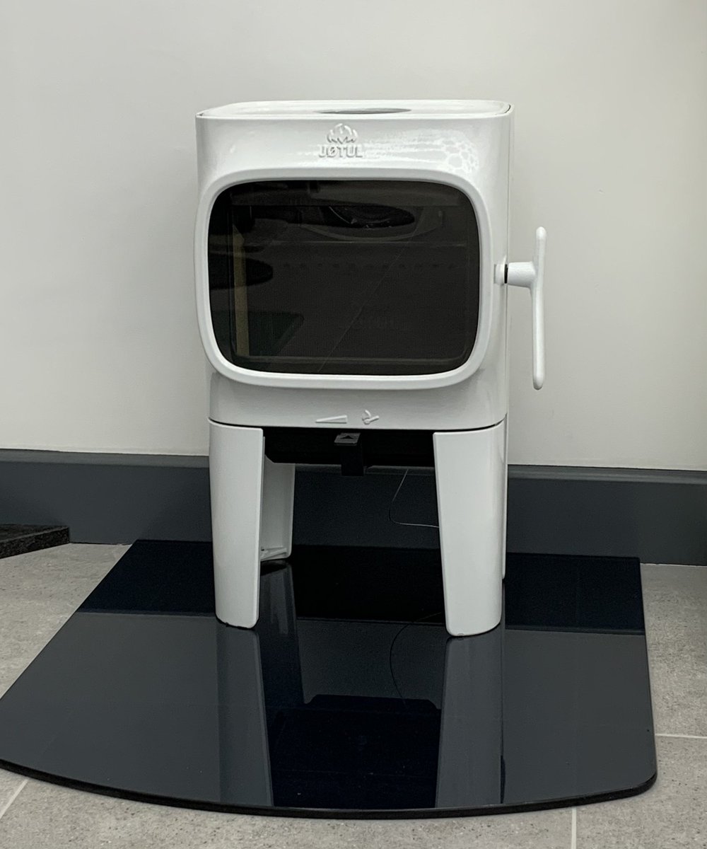 jotuljp's tweet image. Not everything in life is #blackandwhite unless you order a white #jotul F105 stove and a black #hearth @select_stoves 
jotul.com