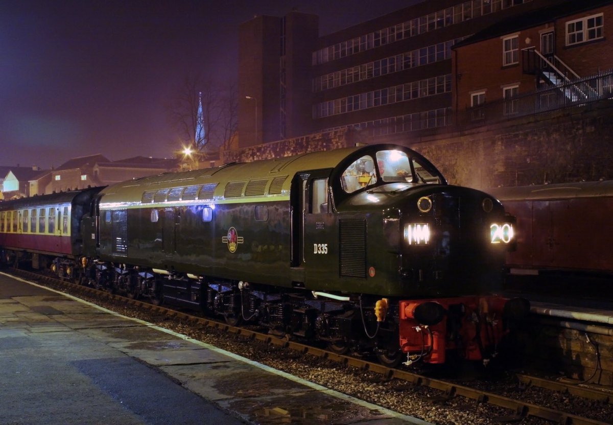 Hi all #dieselfix at night from ⁦@elrdiesel⁩ and the ⁦@cfpsnews⁩ from my archives with class 40 locomotive D335 at Bury Bolton Street. Hope everyone has a great evening and night.