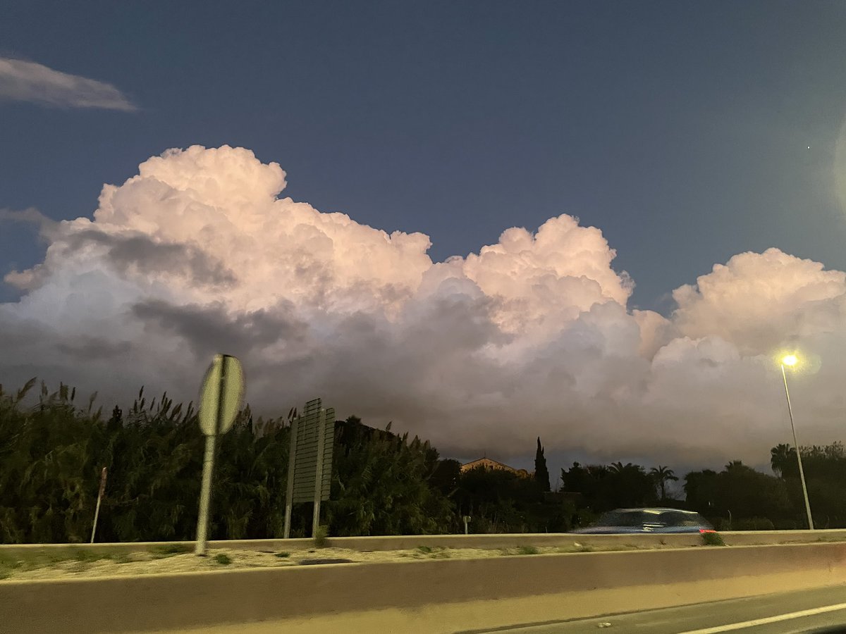 sr_Moslesley's tweet photo. Aplegant a València! @apuntoratge @oratgenet @ElTiempo_tve @aquilatierratve @OratgeCV @Tiempo_Valencia @StormHour @ElTiempoA3 https://t.co/o1sVn1mizs