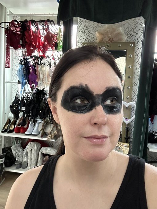 My job is hilarious and weird. https://t.co/HIW77Duepy<a href="/tag/re4"class="tags"><span>#re4</span></a>