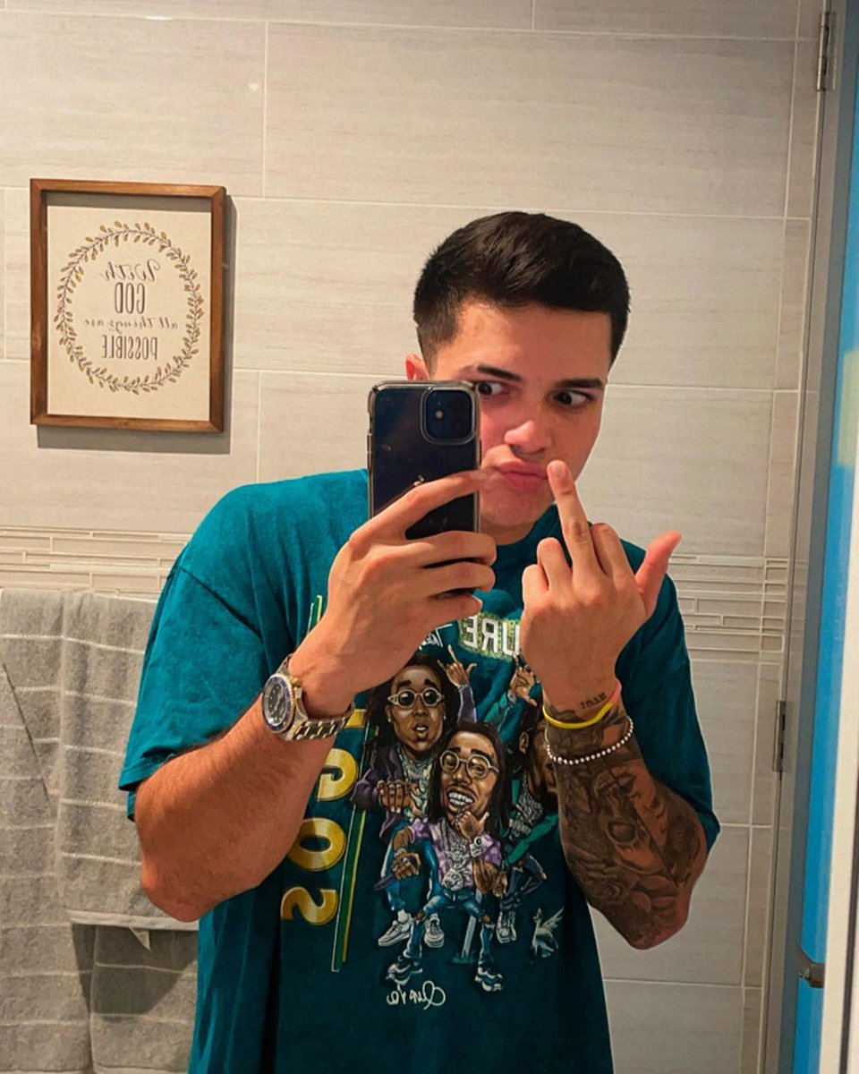 Hola, estoy aburrido, denme like, ayúdenme con mi engagement 😂 jajajaja