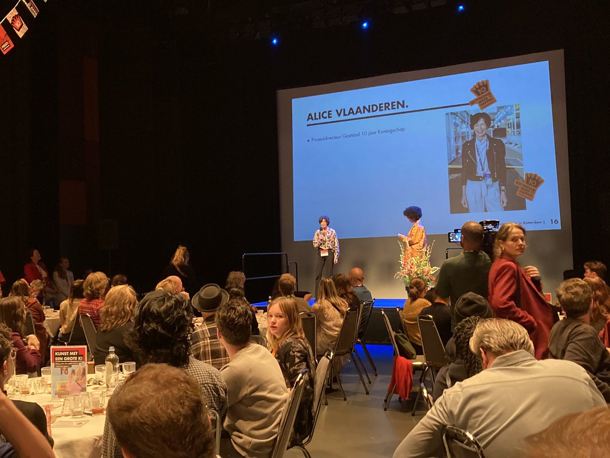 Wat een bruisende middag! 100 Rotterdammers hebben ideeën uitgewerkt voor Koningsdag. Wat een geweldige energie kwam er los. Dat wordt heel moeilijk kiezen straks. #koningsdag #Rotterdam #cocreatie #communicatie #rotterdammakeitoranje
