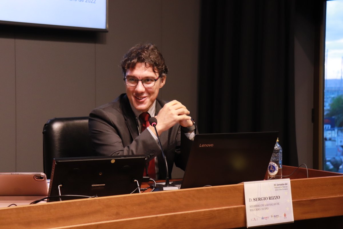 ICALI_ColegAbog's tweet photo. La primera ponencia de las 𝐉𝐨𝐫𝐧𝐚𝐝𝐚𝐬 𝐝𝐞𝐥 𝐓𝐫𝐢𝐛𝐮𝐧𝐚𝐥 𝐝𝐞 𝐌𝐚𝐫𝐜𝐚𝐬 𝐝𝐞 𝐥𝐚 𝐔𝐧𝐢ó𝐧 𝐄𝐮𝐫𝐨𝐩𝐞𝐚 analiza las novedades sobre la práctica decisional de las Salas de Recurso de la @EU_IPO. Criterios jurisprudenciales del TJUE https://t.co/FNi0edxg7a