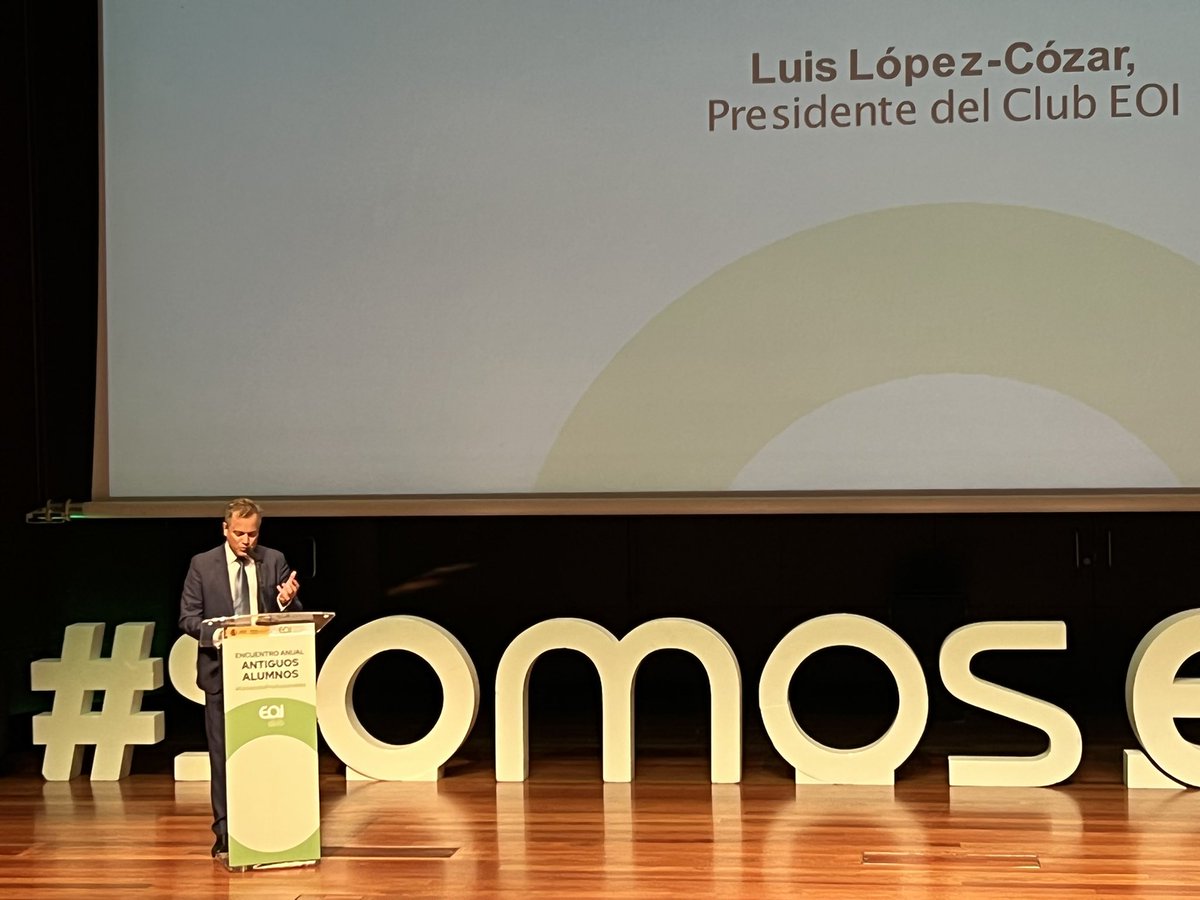 eoi's tweet photo. 📢 Ahora, Luis López-Cózar, presidente del @clubeoi emplaza a los antiguos alumnos/as a no perder el contacto. 
"Los valores del @clubeoi son los de la Escuela, el esfuerzo, el trabajo, la cooperación.Lo que queremos, es seguir #uniendoprofesionales 💚

#somosEOI https://t.co/p4IM3N0PnV