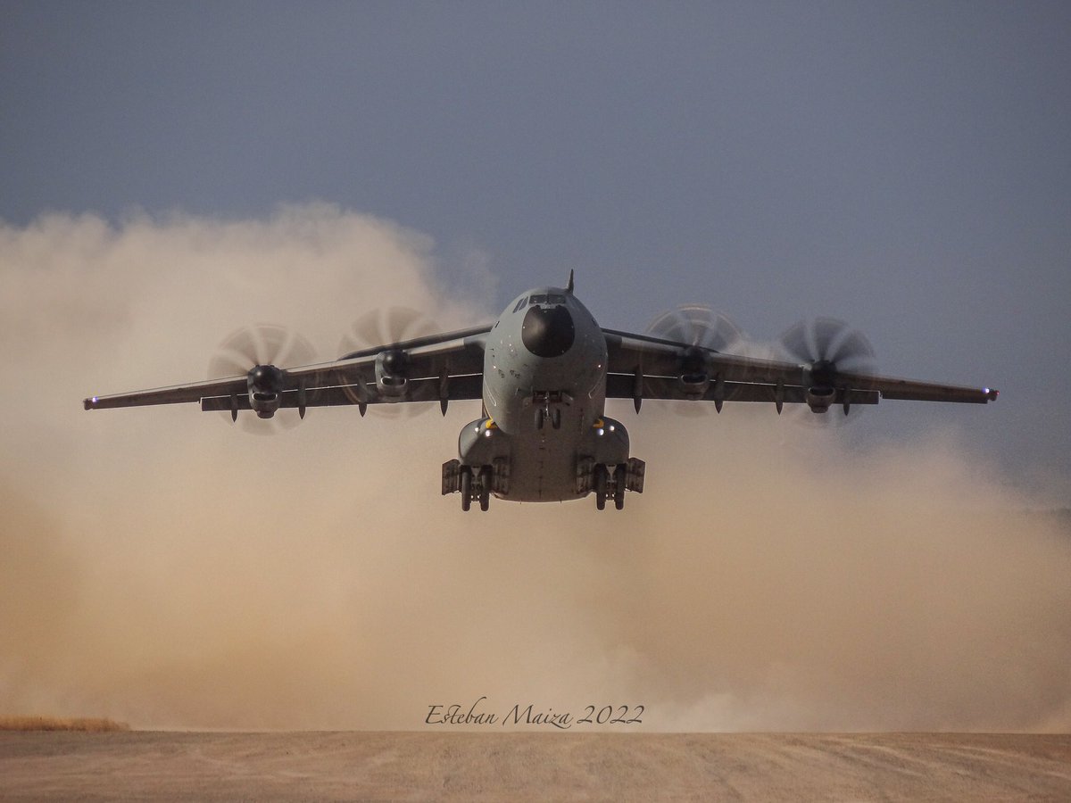 EstebanPhoto11's tweet photo. Esta semana, ejercicio #PLIC07 del @EjercitoAire con lanzamiento paracaidistas del @eadaobviamprims y tomas de máximo esfuerzo de #A400M del #Ala31, #C295 del #Ala35 y el mítico #Aviocar del #Ala37. 

#Poderíoaéreo #SomosElAire https://t.co/fEzsyEWCrN