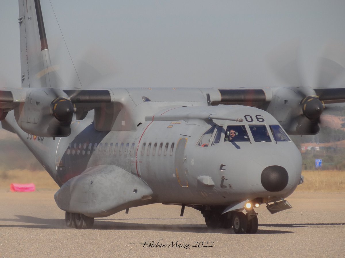 EstebanPhoto11's tweet photo. Esta semana, ejercicio #PLIC07 del @EjercitoAire con lanzamiento paracaidistas del @eadaobviamprims y tomas de máximo esfuerzo de #A400M del #Ala31, #C295 del #Ala35 y el mítico #Aviocar del #Ala37. 

#Poderíoaéreo #SomosElAire https://t.co/fEzsyEWCrN