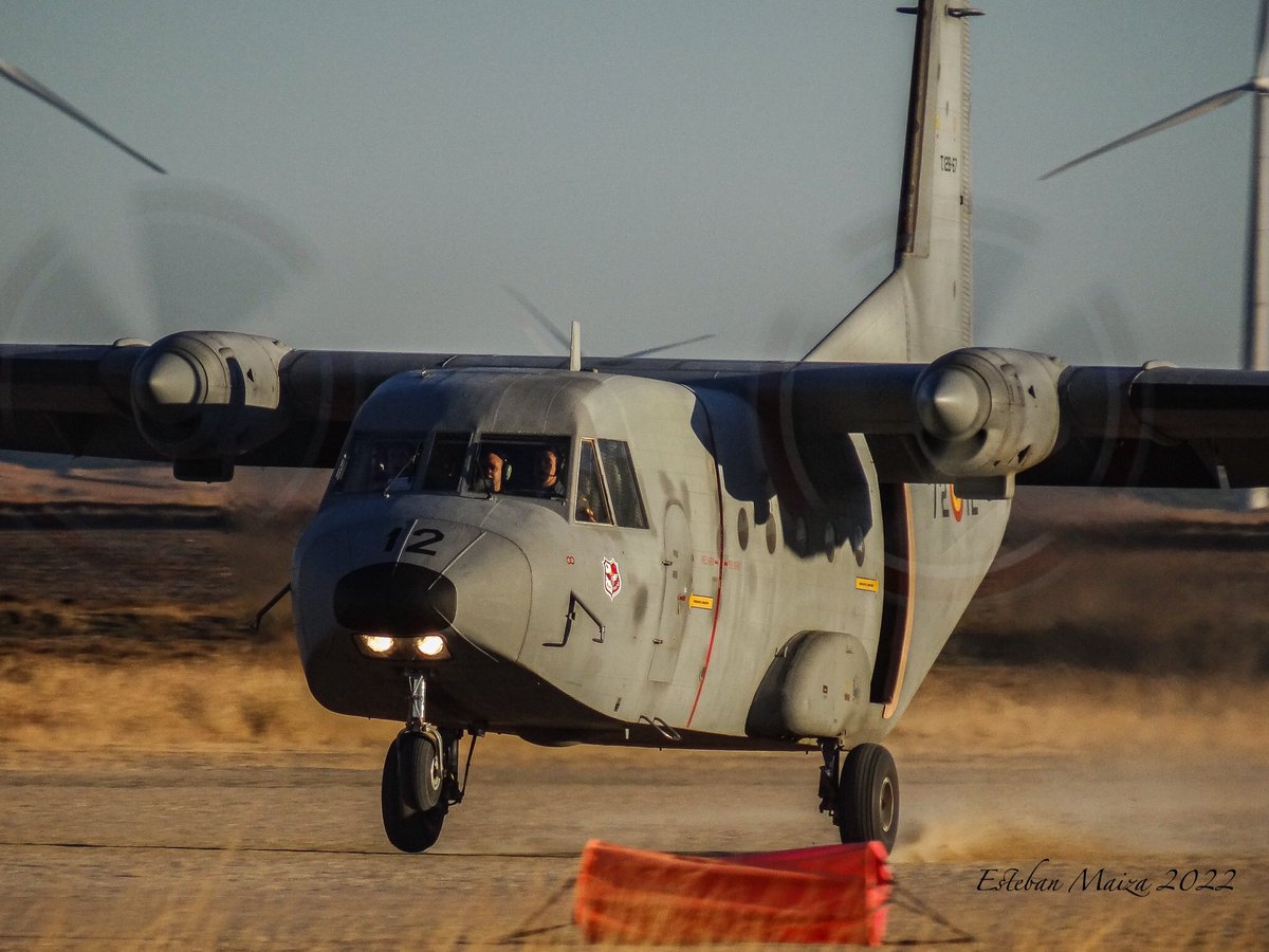 EstebanPhoto11's tweet photo. Esta semana, ejercicio #PLIC07 del @EjercitoAire con lanzamiento paracaidistas del @eadaobviamprims y tomas de máximo esfuerzo de #A400M del #Ala31, #C295 del #Ala35 y el mítico #Aviocar del #Ala37. 

#Poderíoaéreo #SomosElAire https://t.co/fEzsyEWCrN
