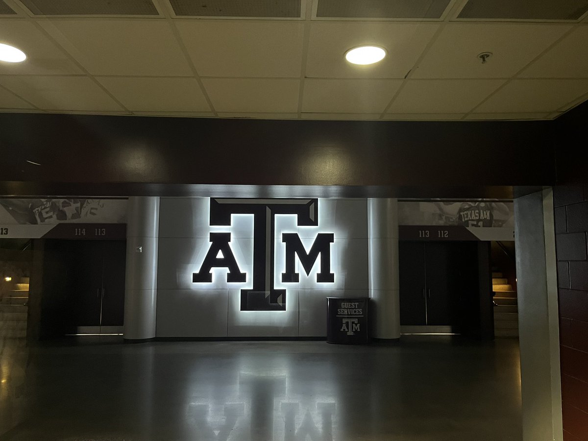 EksgroupEric's tweet image. So much fun being back at @TAMU being the keynote speaker for the Annual A&amp;amp;Mplify NIL conference. Big thanks to @A_Hernandez62 and  @AggieAthletics staff for being amazing hosts and making last night’s event such a success! Gig’em!! #financialfun