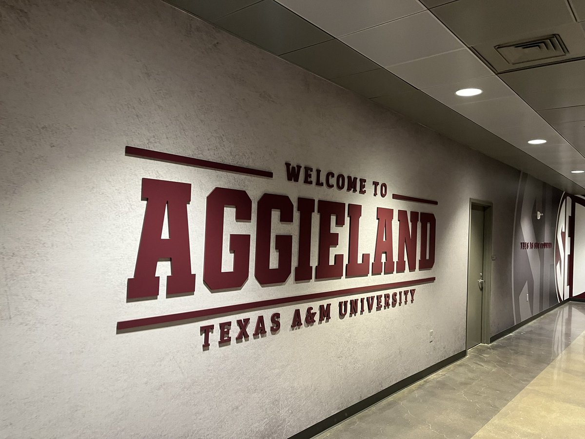 EksgroupEric's tweet image. So much fun being back at @TAMU being the keynote speaker for the Annual A&amp;amp;Mplify NIL conference. Big thanks to @A_Hernandez62 and  @AggieAthletics staff for being amazing hosts and making last night’s event such a success! Gig’em!! #financialfun