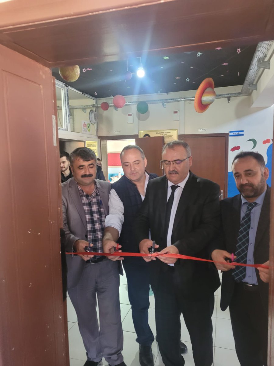 karkucakort's tweet photo. Okulumuz Görsel Sanatlar Öğretmeni rehberliğinde okulumuz öğrencilerimizin hazırlamış olsuğu 10 Kasım Atatürk temalı resim sergisi, İlçe MEM Müdürümüz Resül Özata ve Şube müdürlerimizin katılımlarıyla açıldı. https://t.co/Zns46dtzrf