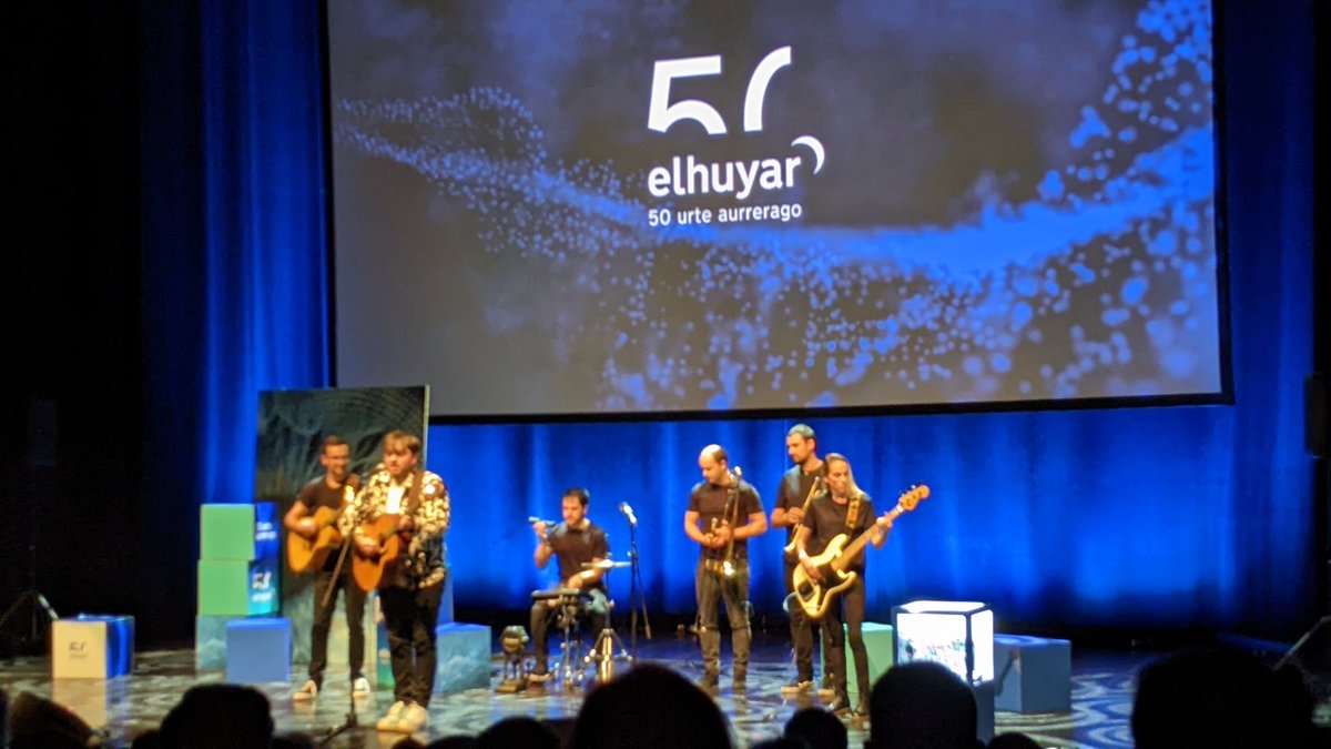 DIPCehu's tweet photo. Bikaina #JanusLester Jokin Pinacho abeslari duela, @CFMdonostia-ko doktorego aurreko ikaslea, @Elhuyar-en 50.urteurrenaren ekitaldian!!
🎤🎤🎸🎸👏🏻👏🏻 https://t.co/xe9GtnuuhI