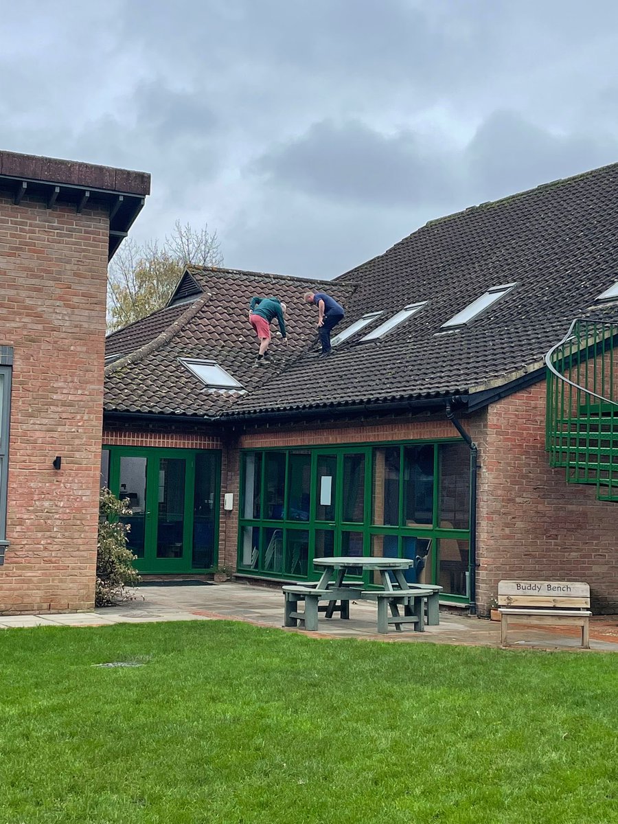 ThorngrovePrep's tweet photo. A good spot for a morning meeting! #RoofWork #upontheroof https://t.co/lrVpFvbioR