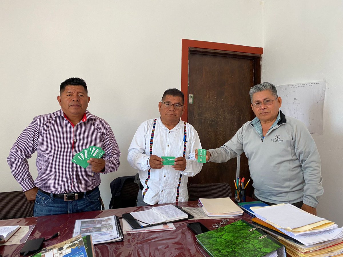 JtoledoLuis's tweet photo. Avanzando en la interconexión digital impulsada por el Gdor. @alejandromurat, el Módulo de #Coplade en Huajuapan dio a autoridades de #COSOLTEPEC, en la #Mixteca, 50 chips para los vecinos, al tener ya instalada la torre de telecomunicaciones para darles Internet y telefonía. https://t.co/gbo3SNNDGg
