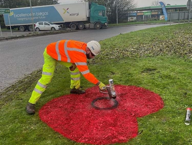 southkesteven's tweet photo. Giant poppies are being painted at roundabouts to mark Remembrance Day by Lincolnshire County Council. They include: 
- B1174 Tollemache Road (part of Grantham Southern Relief Road)
- A52/B1176 Somerby Roundabout
- Bourne Road/Raymond Mays Way
Full story: https://t.co/uFCqJAcNNO https://t.co/s1Me0Y3fph