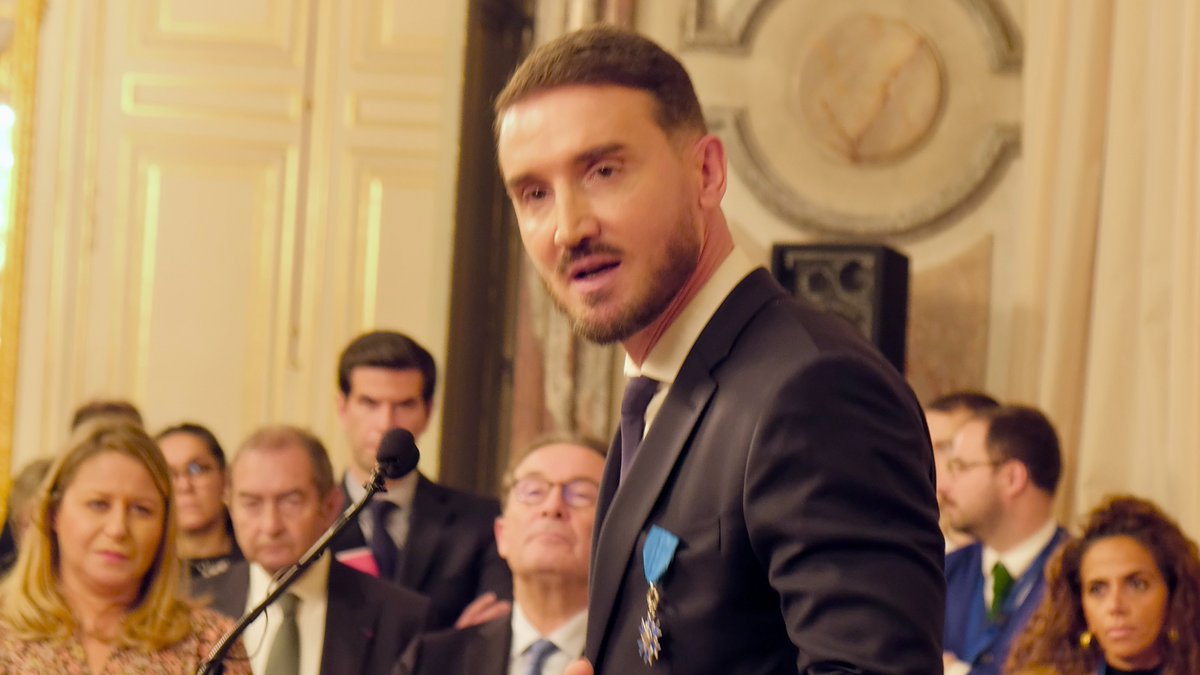 "Une vie d'engagements au service de l'intérêt général" 

Jean-Jacques Brot a remis ce jour les insignes de chevalier de l'ordre national du Mérite à <a href="/guillaumecairou/">Guillaume Cairou</a>, président de la <a href="/CCI_78/">CCI 78</a> en présence de nombreux élus et amis.