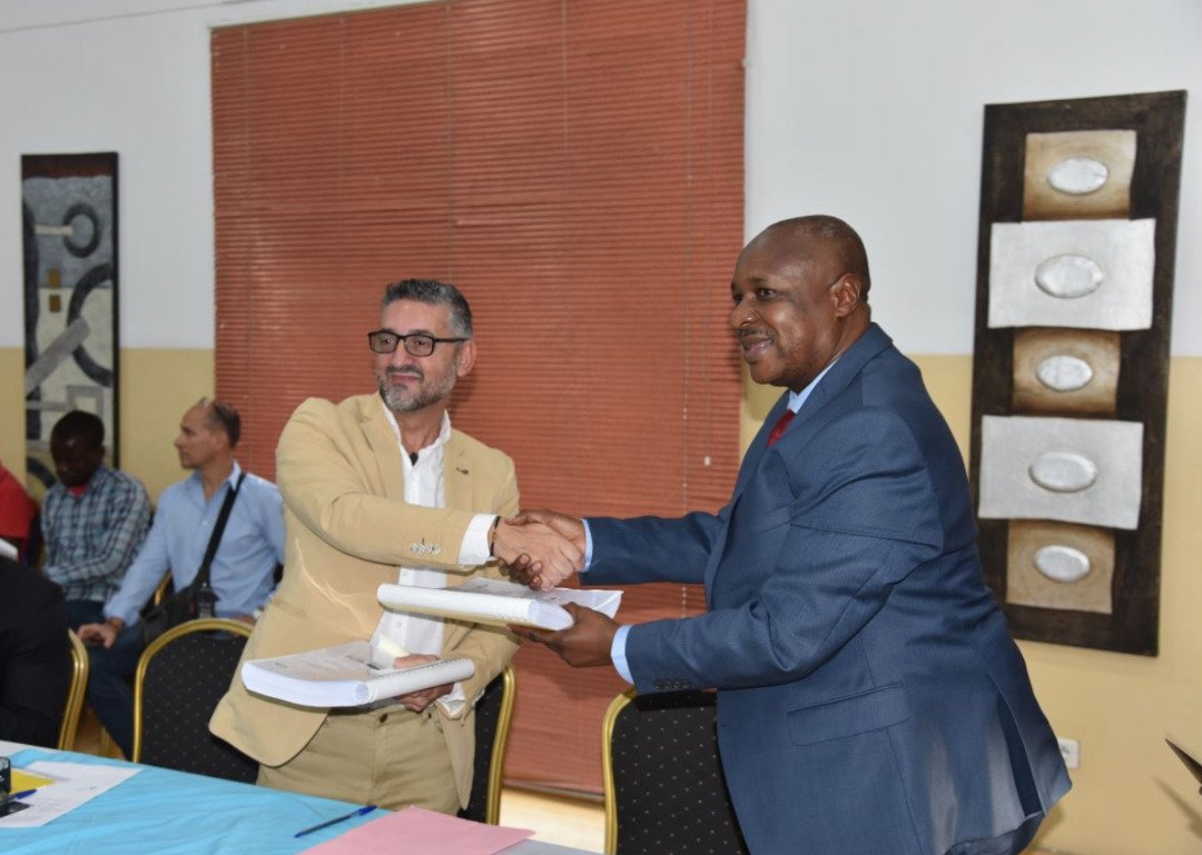 UEauBurundi's tweet photo. Signature du contrat d'exécution des travaux de modernisation du port de #Bujumbura avec @MinCommerce, @FinancesBdi, @MielsBurundi et l'#AMPF; L'#UE et @AfDB_Group, partenaires dans ce projet, sont aux côtés du @BurundiGov dans ses efforts de développement des infrastructures https://t.co/PMfAJ4WJ5K