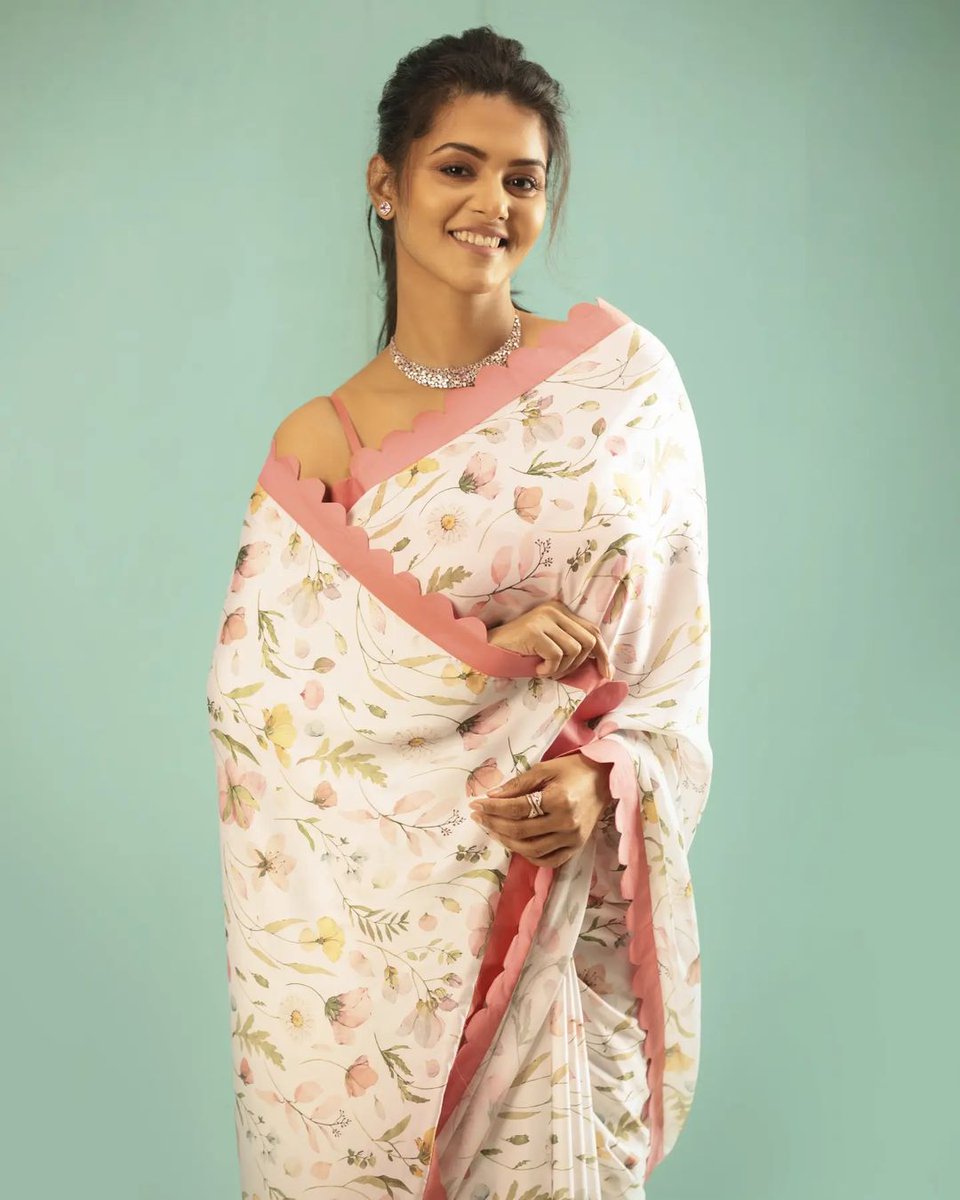 kolly_web's tweet photo. #swathistakrishnan ....so beautiful..π₯°β€
#kollyweb #swathistakrishnan #Actressgallery #instagram #saree #pink https://t.co/YxAzXN7Z8o