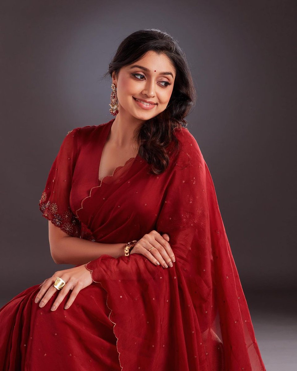kolly_web's tweet photo. Sijaa Rose....stunning beauty ...β£οΈπ«β¨
#kollyweb #actress #actresslife #ActressGallery #beautiful
#beautifulactress
#love #red #redsaree #saree #sareelove #fashion #style #instadaily #instagood #instagram #indiancinema #kollywood #photo #photography https://t.co/722LVyaDrY