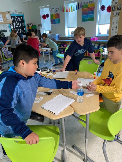 Hamfamwildcats's tweet photo. Mrs. Kiel's class using the Kagan cooperative learning strategy Fan-N-Pick to practice their inference skills in reading. @KaganOnline #FanNPick https://t.co/oYNOtAi8El