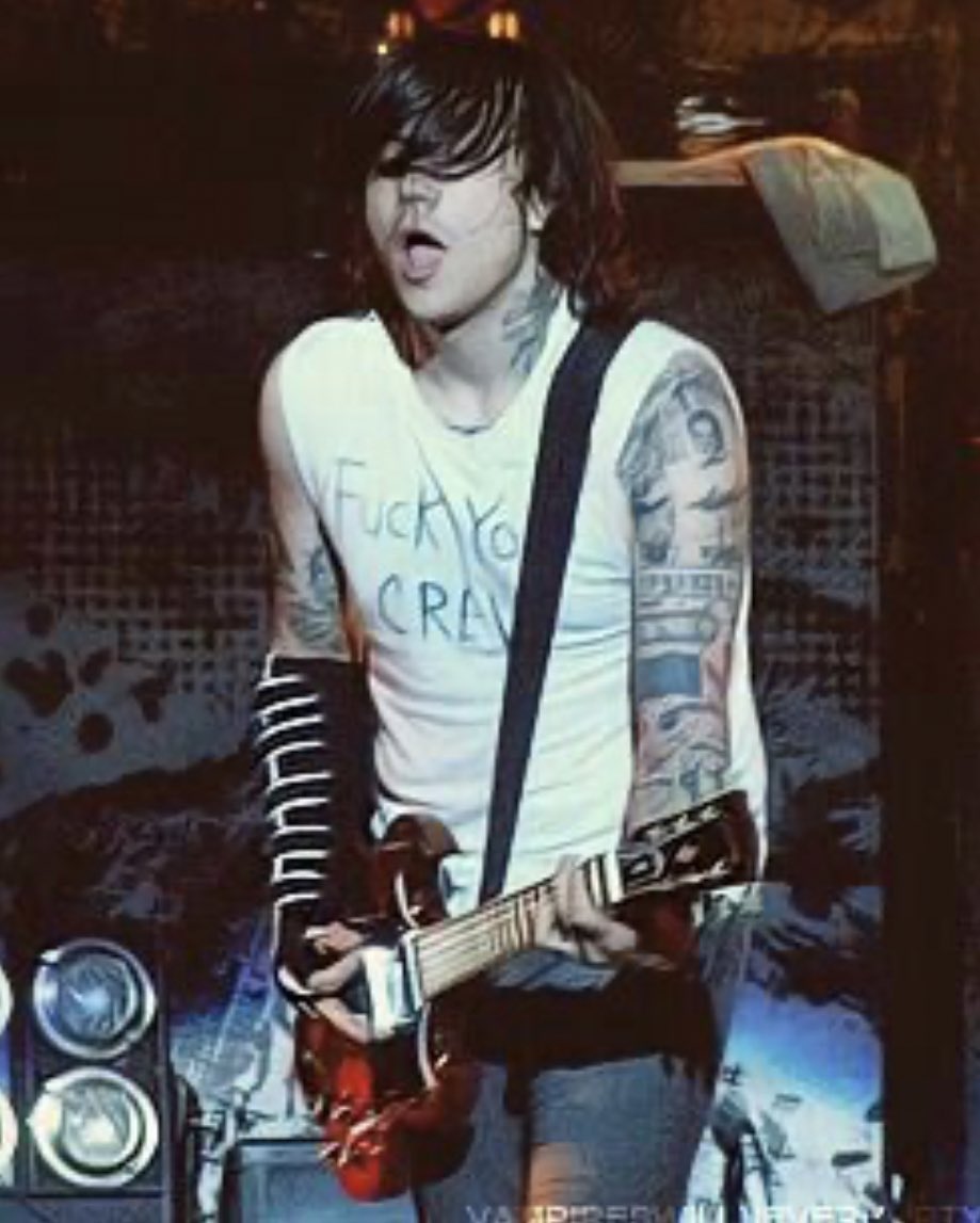 vampir3division's tweet photo. frank making this absolutely devastating face while playing: a long thread https://t.co/IAOVwLYqsc