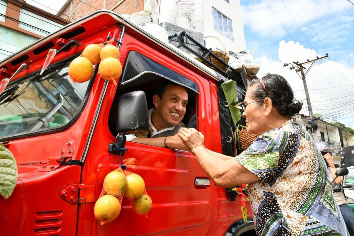 MAguilarHurtado's tweet image. ¡Le apostamos a mejorar la producción del cacao santandereano! Ya son 970 familias beneficiadas con la renovación de cultivos y nuevas plantaciones. Por eso, hoy en #Rionegro entregamos a 150 agricultores insumos para seguir impulsando a nuestros pequeños productores.
