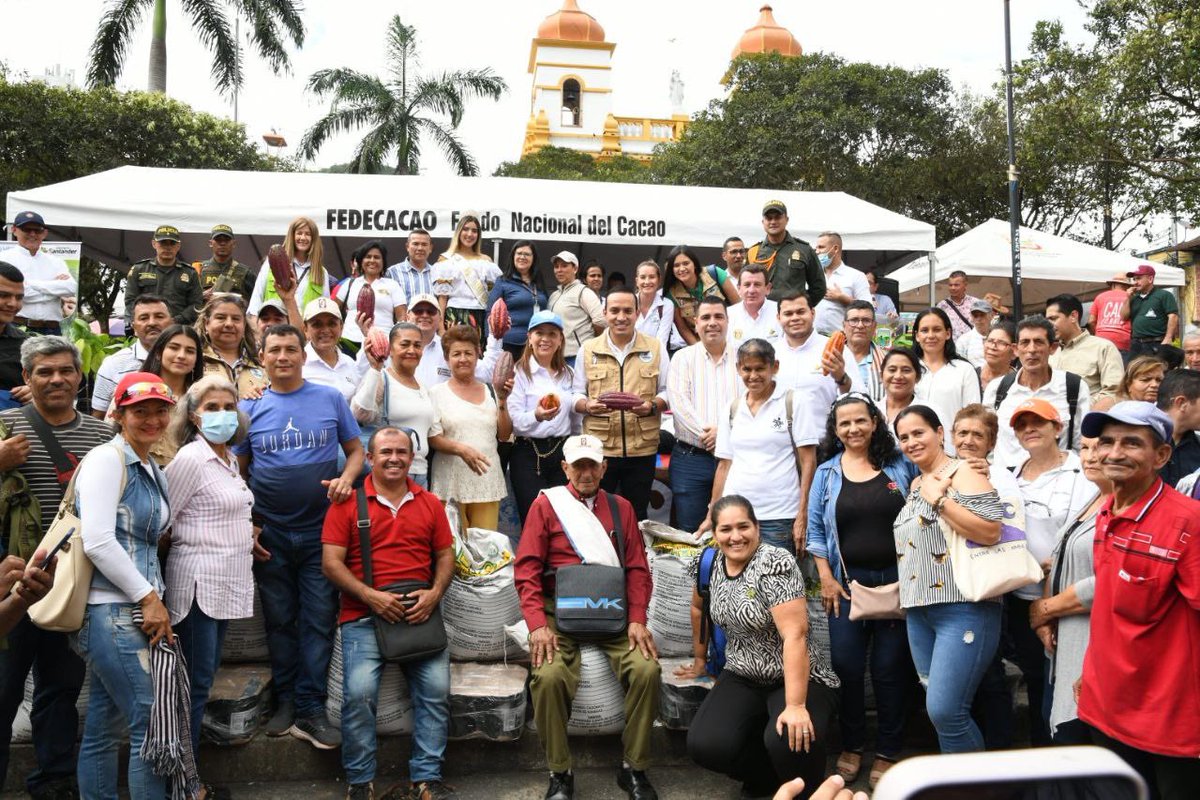 MAguilarHurtado's tweet image. ¡Le apostamos a mejorar la producción del cacao santandereano! Ya son 970 familias beneficiadas con la renovación de cultivos y nuevas plantaciones. Por eso, hoy en #Rionegro entregamos a 150 agricultores insumos para seguir impulsando a nuestros pequeños productores.