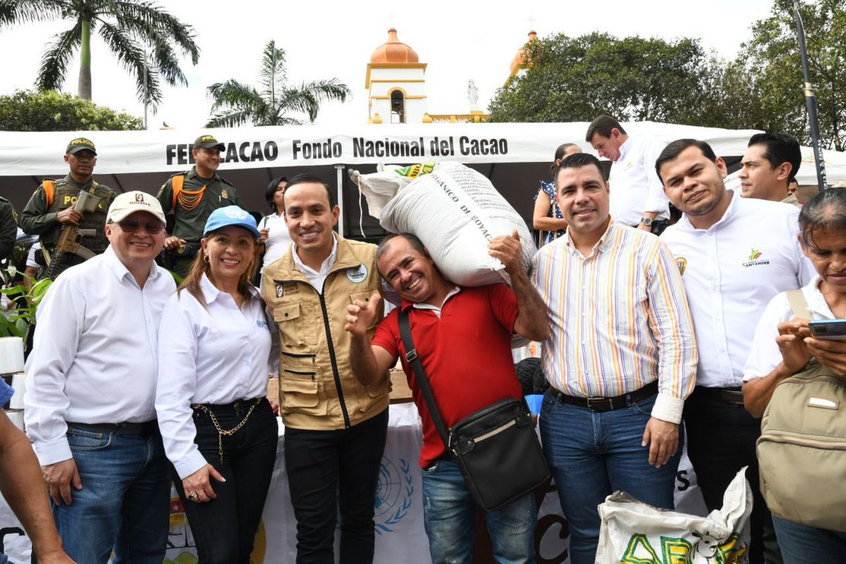 MAguilarHurtado's tweet image. Recibieron 1.050 bultos de abono orgánico y cal dolomítica, 150 galones de pasta impermeabilizante, 300 rollos de papel vinipel y 150 rollos de cordón, que aportarán a sus cosechas. 
¡Somos un departamento líder en producción de cacao en el país! 🇨🇴