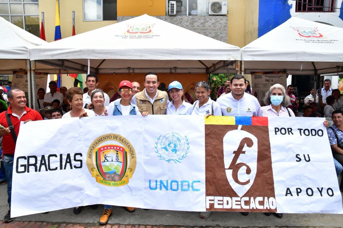 MAguilarHurtado's tweet image. Recibieron 1.050 bultos de abono orgánico y cal dolomítica, 150 galones de pasta impermeabilizante, 300 rollos de papel vinipel y 150 rollos de cordón, que aportarán a sus cosechas. 
¡Somos un departamento líder en producción de cacao en el país! 🇨🇴