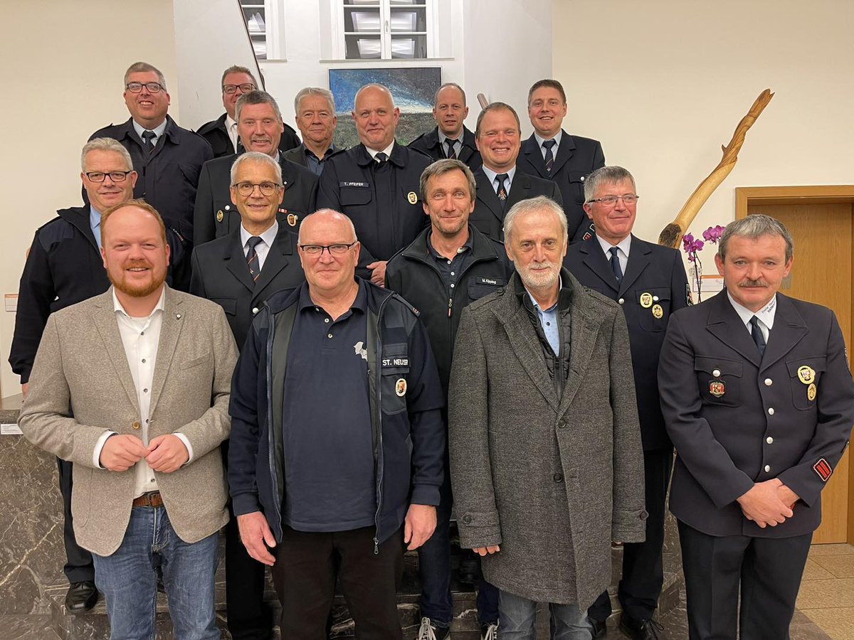 vgfwkirchen's tweet photo. Am Dienstagabend wurden neun Kameraden aus unseren Löschzügen zu 35 und 45 Jahre Diensttätigkeit in der Freiwilligen Feuerwehr geehrt. 

Herzlichen Glückwunsch und vielen Dank für euer Engagement!

#EinsatzFuerVGKirchen
#immerDa
#Ehrenamt https://t.co/cwiGiSq9JC