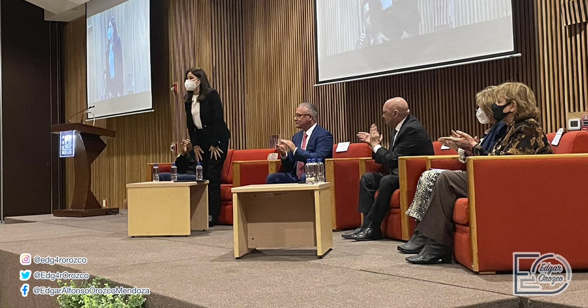 Edg4rOrozco's tweet photo. Acompaño a la Dra. @BerthaCasado, titular de la @Sesyn_edomex del @Edomex. Hoy se entregan los premios a los galardonados en el Concurso de Cortometrajes. @alfredodelmazo @geramonro05 @DGENedomex 

#OrgullosamenteNormalistas 
#OrgullosamenteMexiquenses https://t.co/L1mSBXVaEw