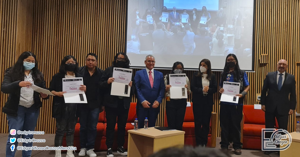 Edg4rOrozco's tweet photo. Acompaño a la Dra. @BerthaCasado, titular de la @Sesyn_edomex del @Edomex. Hoy se entregan los premios a los galardonados en el Concurso de Cortometrajes. @alfredodelmazo @geramonro05 @DGENedomex 

#OrgullosamenteNormalistas 
#OrgullosamenteMexiquenses https://t.co/L1mSBXVaEw