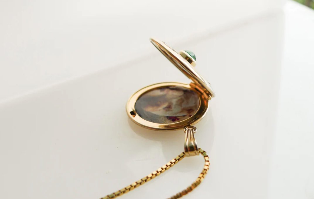 gracegow's tweet photo. The Mabel Sea Sky Navigator Gold Locket- a piece to behold!

This number one stunner will turn heads, drawing attention everywhere you go. A solid 14K Gold  1" locket with an oval cut emerald gemstone includes  blue sapphire and white diamonds. https://t.co/Hg1452Jdsj