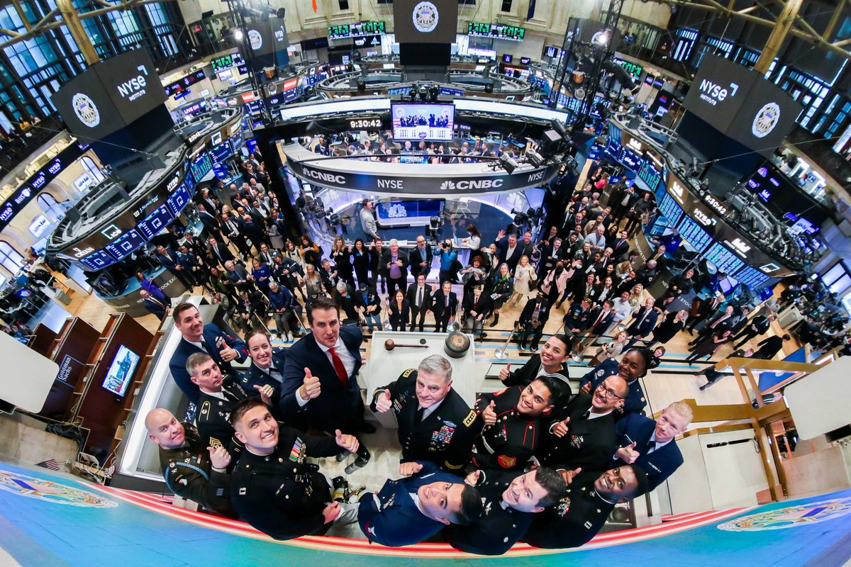 NYSE's tweet photo. Welcome Gen. Mark A. Milley, Chairman of the Joint Chiefs of Staff, and members of the U.S. Armed Forces, as well as the veterans joining us for the Opening Bell. 🏛🇺🇸 #NYSEInstitute

@thejointstaff | @USNavy | @uscoastguard | @GoArmy | @USMC | @SpaceForceDoD | @usairforce https://t.co/fpltBAAoGS