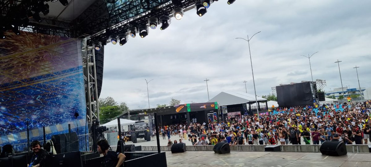 Gaules's tweet photo. O público e a festa só crescem aqui! É o chat chegando em peso na FanFest!

#IEM Rio 2022
https://t.co/GjpUCkbJsV https://t.co/yBgqFS3B7G