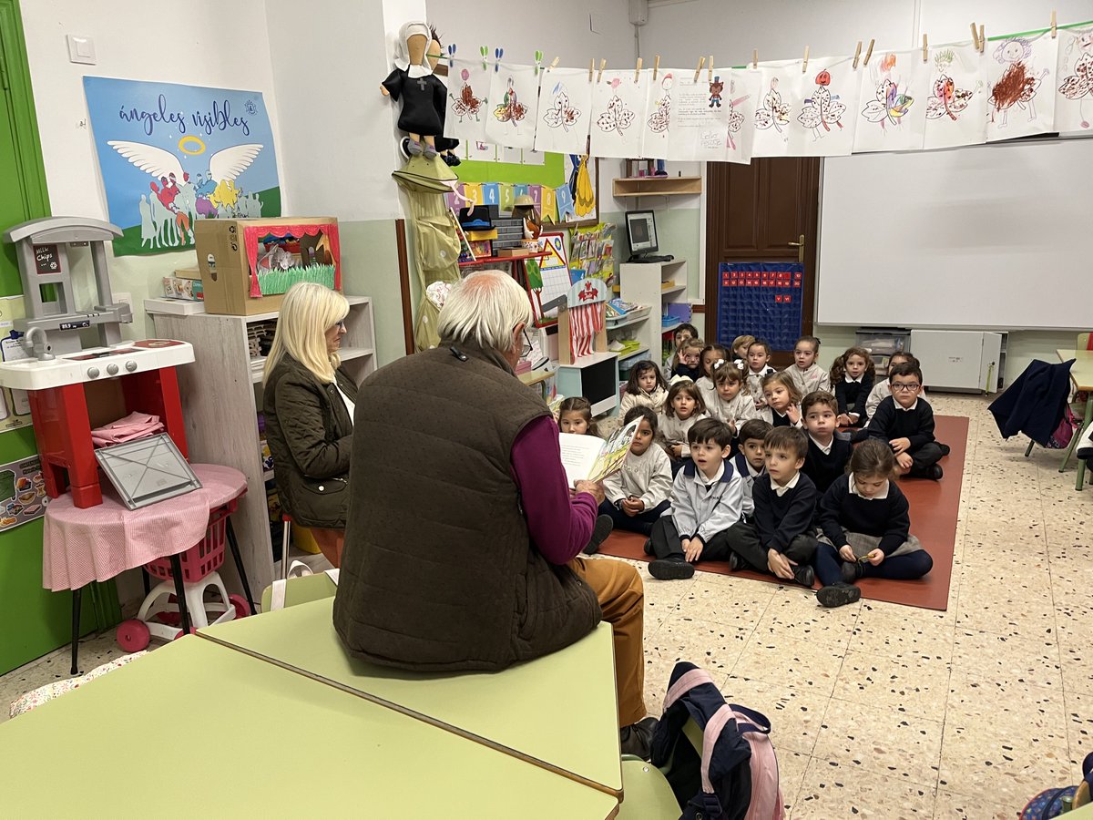 Santoangelbadaj's tweet photo. Mañana de Cuenta-cuentos: hemos podido disfrutar con los abuelos de Gonzalo. Hemos elaborado nuestras caretas de cabritillo y de Lobo. Nos encanta tener a los abuelos en el colegio. ¡Gracias familia ! #santoangelbadajoz #proyectoschulos https://t.co/eYN7HNaPPr