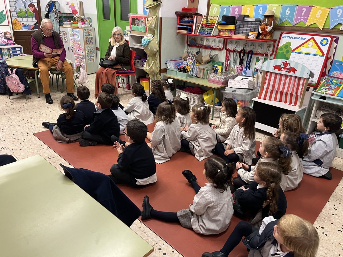 Santoangelbadaj's tweet photo. Mañana de Cuenta-cuentos: hemos podido disfrutar con los abuelos de Gonzalo. Hemos elaborado nuestras caretas de cabritillo y de Lobo. Nos encanta tener a los abuelos en el colegio. ¡Gracias familia ! #santoangelbadajoz #proyectoschulos https://t.co/eYN7HNaPPr