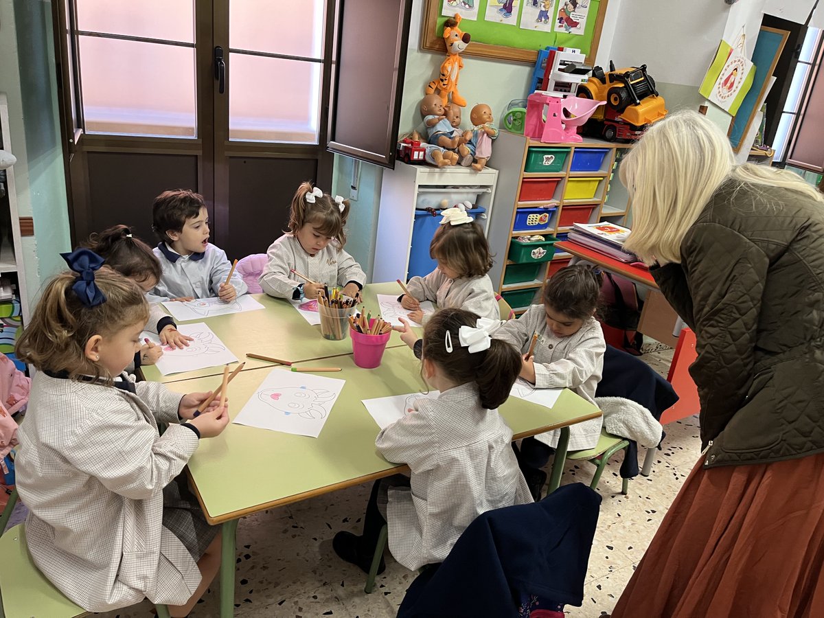 Santoangelbadaj's tweet photo. Mañana de Cuenta-cuentos: hemos podido disfrutar con los abuelos de Gonzalo. Hemos elaborado nuestras caretas de cabritillo y de Lobo. Nos encanta tener a los abuelos en el colegio. ¡Gracias familia ! #santoangelbadajoz #proyectoschulos https://t.co/eYN7HNaPPr