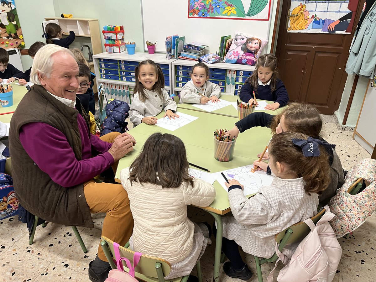 Santoangelbadaj's tweet photo. Mañana de Cuenta-cuentos: hemos podido disfrutar con los abuelos de Gonzalo. Hemos elaborado nuestras caretas de cabritillo y de Lobo. Nos encanta tener a los abuelos en el colegio. ¡Gracias familia ! #santoangelbadajoz #proyectoschulos https://t.co/eYN7HNaPPr